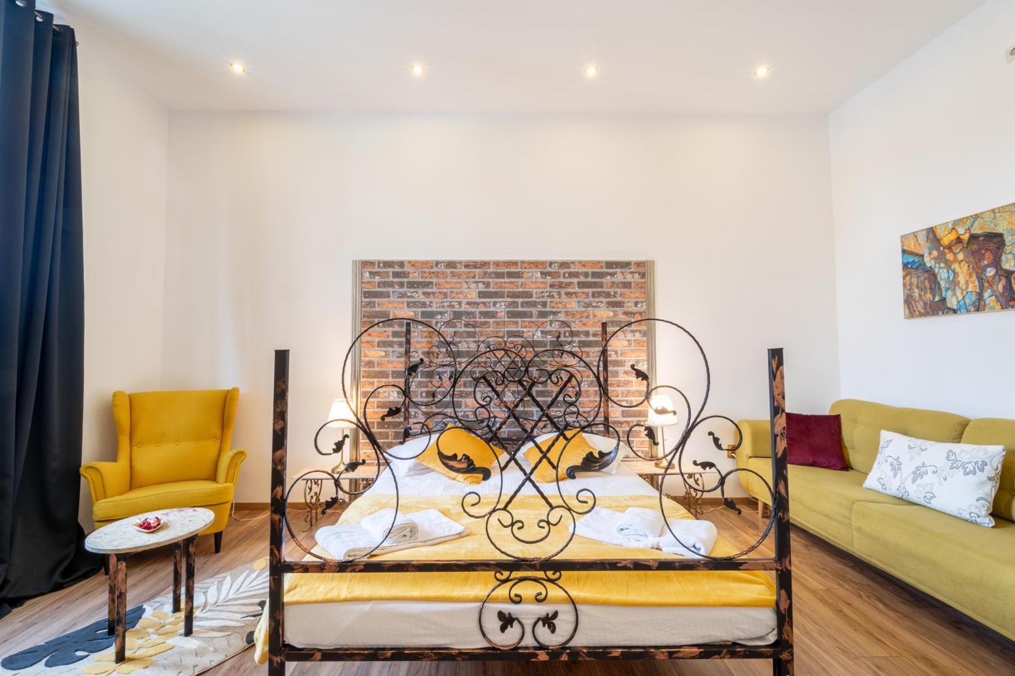Cozy Spacious 5 Star Accommodation In The Heart Of Historic Center Cluj-Napoca Exterior photo